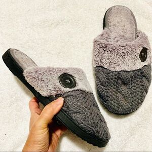 DEARFOAMS gray slippers women’s size 9-10